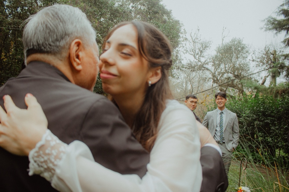 Ludmila abraza a su abuelo en la fiesta